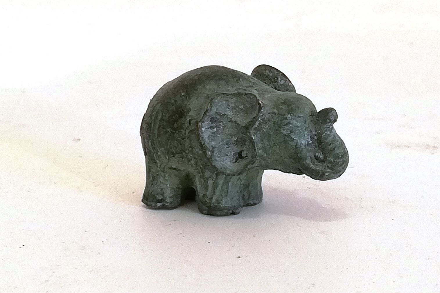 Micro Elefant i bronze - Lindas Have - Stort udvalg af granitfigurer, skulpturer, fontæner og vandsten, bænke, borde og fuglebade til bassinduge og pumper haver i det ganske, danske