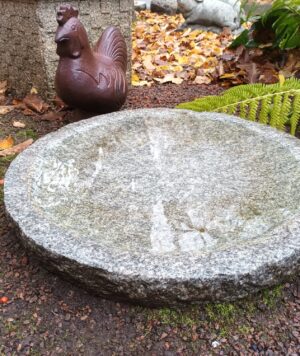 Granit Fuglebad XL Ø 70 cm - Lindas - Stort udvalg af granitfigurer, skulpturer, fontæner og vandsten, bænke, borde og fuglebade til bassinduge og pumper til haver i ganske, danske